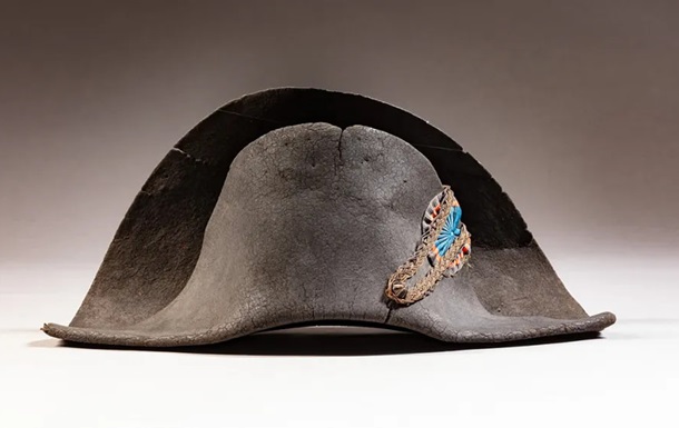 Капелюх за 800 тисяч: у Парижі продадуть легендарний бікорн Наполеона