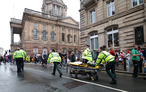 Наїзд авто на фанів Ліверпуля: постраждали понад 45 людей