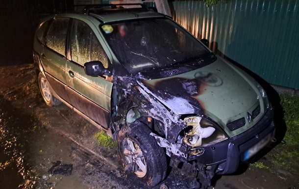 ​У Бердичеві підпалили два військових автомобілі