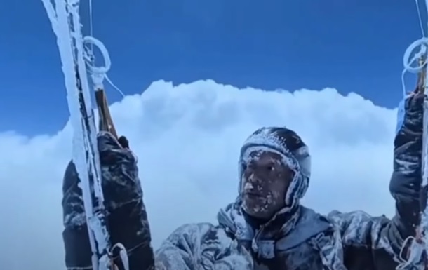 Парапланерист із Китаю випадково злетів на висоту понад 8000 метрів