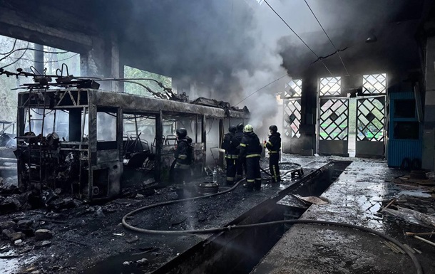 Удар по Харькову: повреждены более 30 домов и транспортное депо