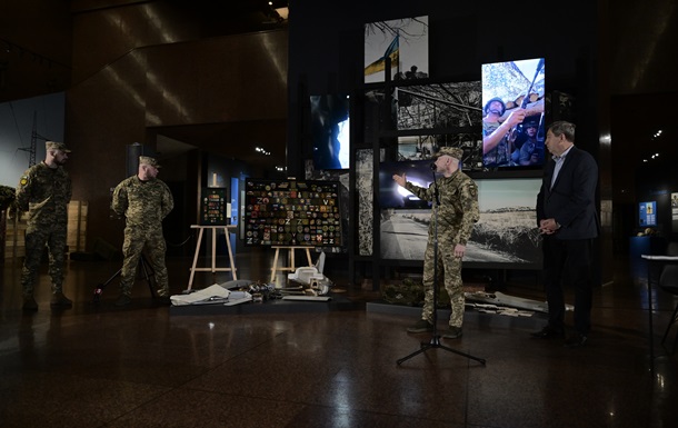 Командир 225 ОШП передал Музею войны уникальные трофеи