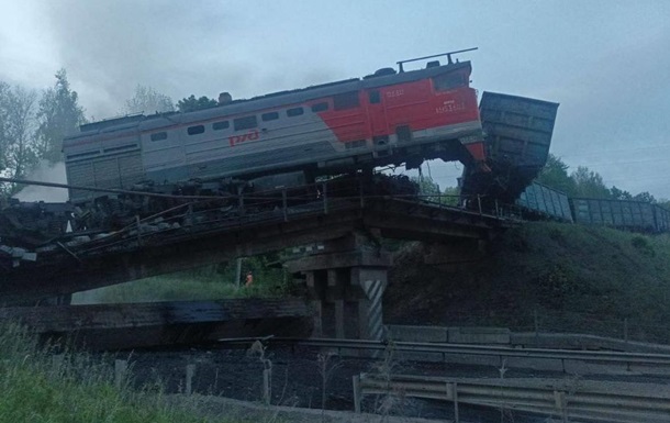 Обвал мостів у РФ: росіяни заявили про підриви