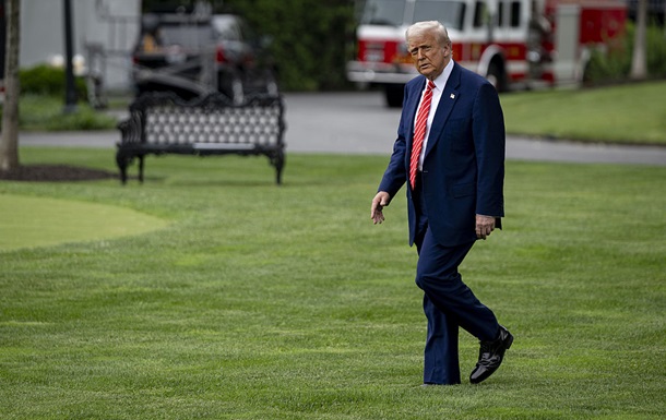 Трамп поширив конспірологію про  заміну Байдена роботом 