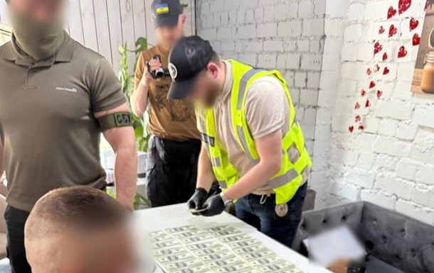 Фиктивный диагноз жене: в Киеве чиновник за деньги помог уклонисту