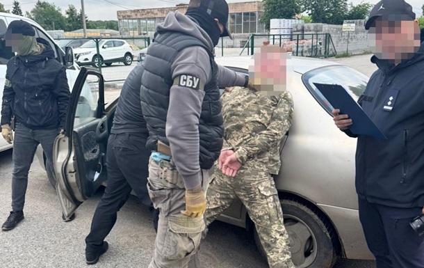 Правоохранитель пытался  эвакуировать  уклониста на надувном матрасе