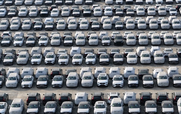 Китайские автодилеры просят производителей сократить поставки