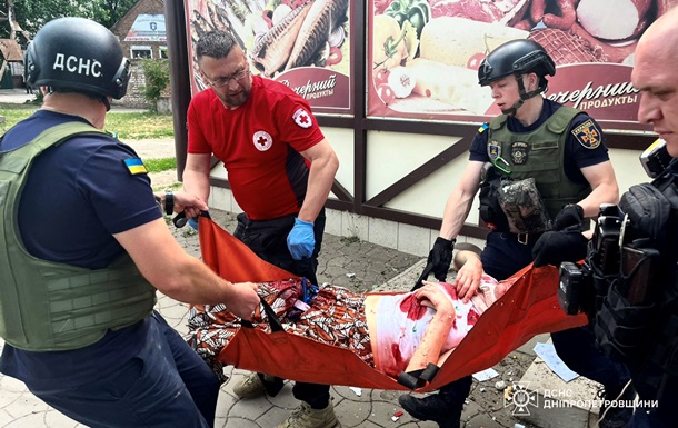 РФ вдарила по продуктовому магазину в Нікополі