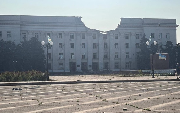 Россияне авиабомбами разрушили центр Херсона