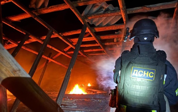 У Чернігові російський дрон впав біля багатоповерхівки