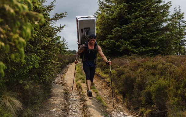 Британец прошёл 112 км с холодильником на спине
