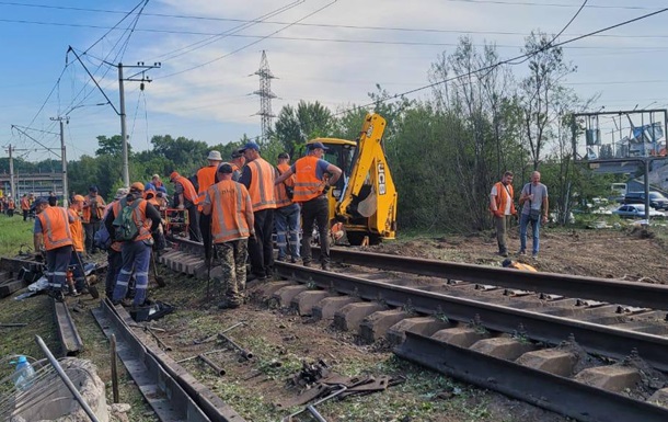 Метро та УЗ відновлюють колії після атаки, змінено маршрути