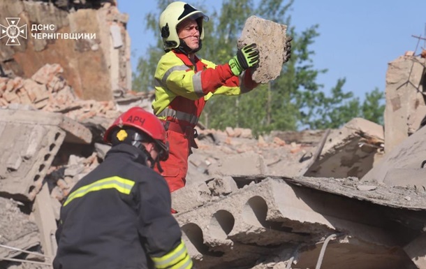 Атака на Чернігів: з-під завалів деблокували тіло
