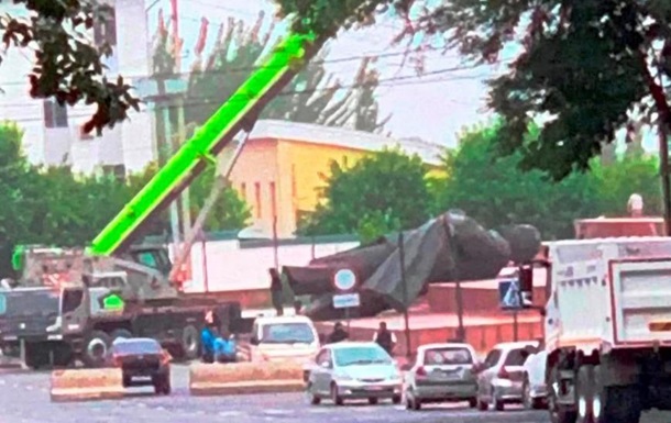 В Кыргыстане снесли самый высокий в Центральной Азии памятник Ленину