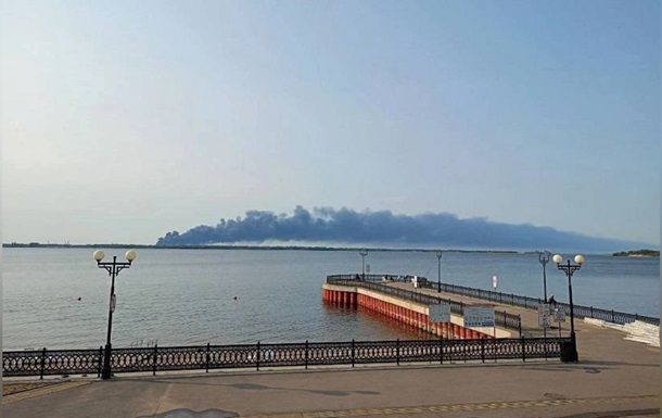 В российском Энгельсе после атаки третий день горит нефтебаза