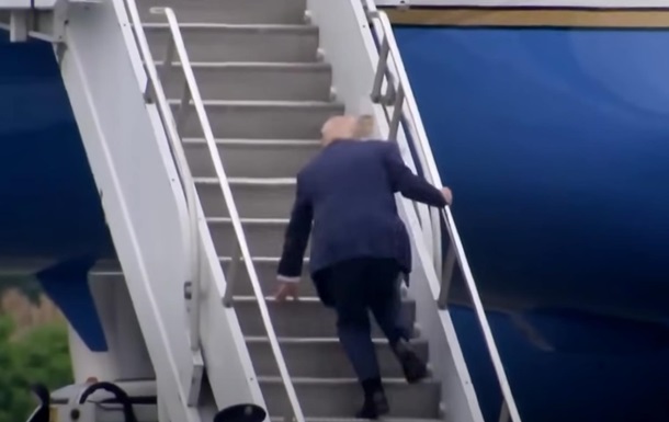 Як Байден: Трамп перечепився на трапі літака