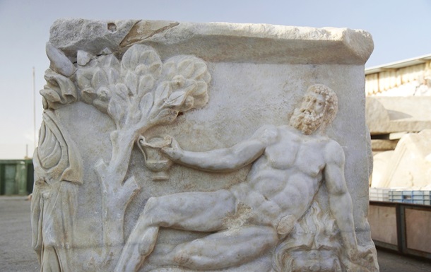 В Израиле найден уникальный саркофаг с изображением Диониса и Геракла