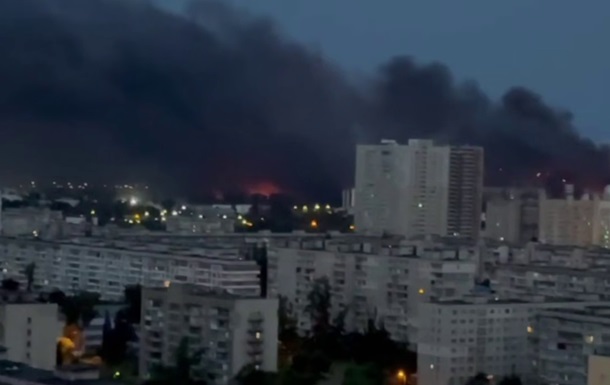 Небо над Киевом затянуло черным дымом