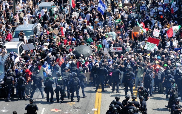 Протести в Лос-Анджелесі: пожежу гасять бензином