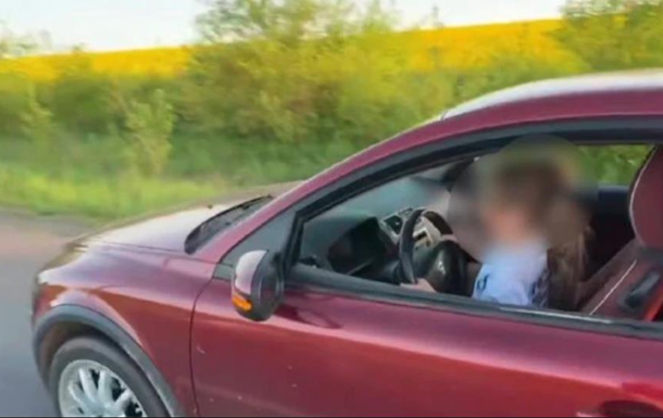 На Львівщині покарали батька, який посадив 8-річну доньку за кермо