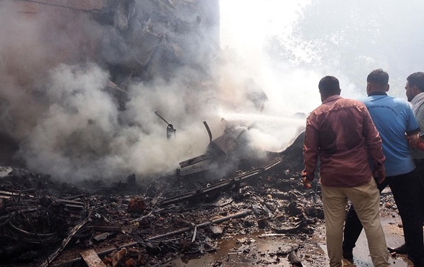 Авиакатастрофа в Индии: на земле пострадали десятки человек