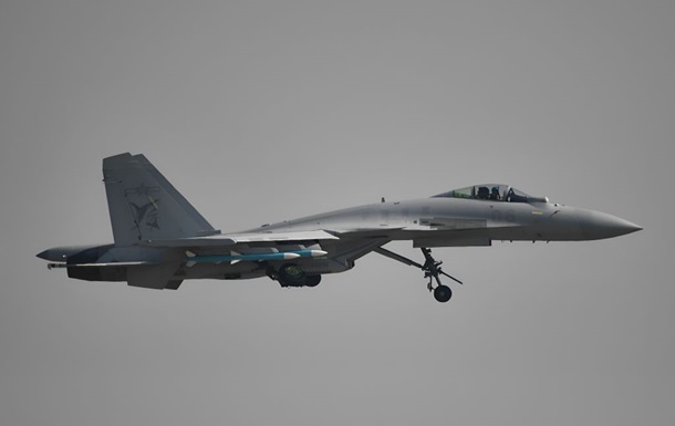 Винищувач Китаю пролетів за 45 метрів від літака Японії