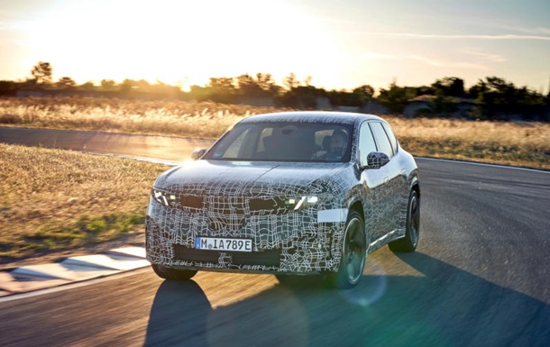 BMW представила прототип електромобіля, який сам вмикає поворотники