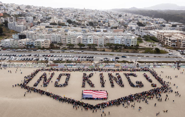 В США в день рождения Трампа проходят протесты