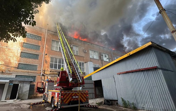 У Рівному спалахнула велика пожежа