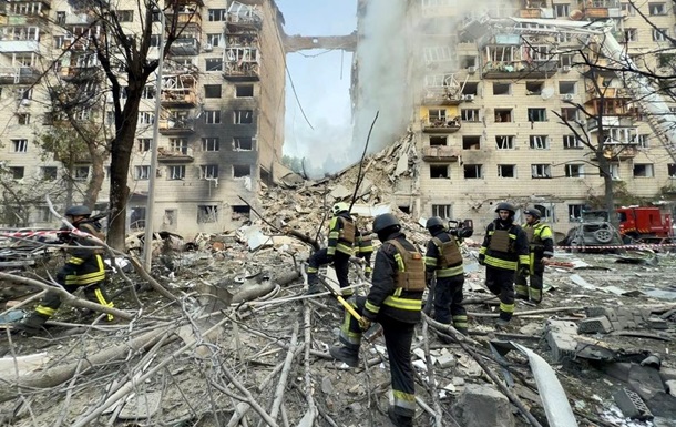 В Киеве ракета РФ пробила девять этажей дома