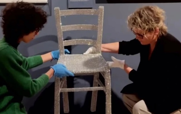 В Вероне турист сломал  стул Ван Гога 