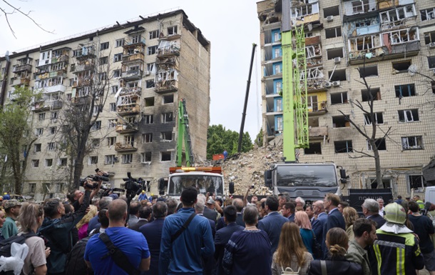 Дипломаты осмотрели место удара РФ в Киеве