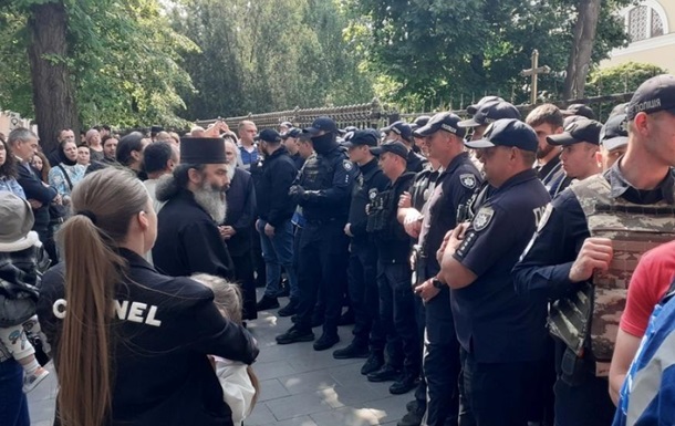 В Черновцах произошла масштабная стычка между верующими УПЦ МП и ПЦУ