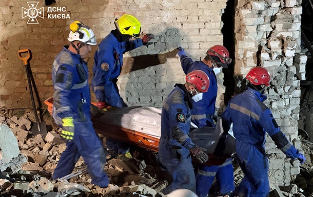 У Києві з-під завалів дістали тіла ще трьох людей