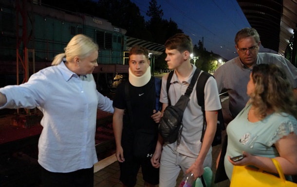 ДТП с украинцами во Франции: домой вернулась первая группа подростков