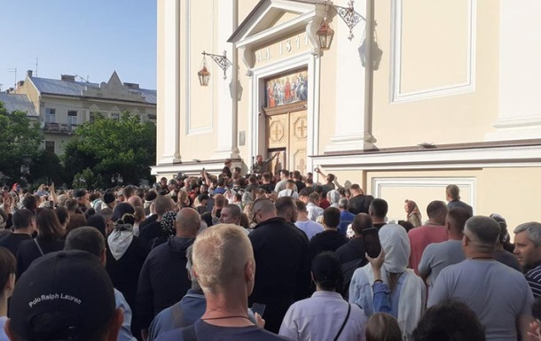Сутичка між вірянами під собором у Чернівцях: стали відомі деталі