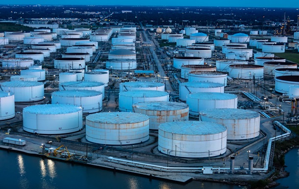 Нафтові резерви США впали до річного мінімуму