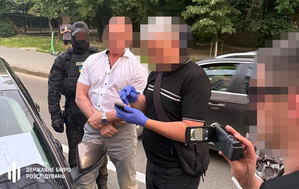 Сотрудник Службы судебной охраны  торговал  трудоустройством