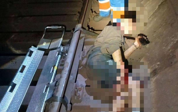 У метро Києва серйозно травмувався зачепер