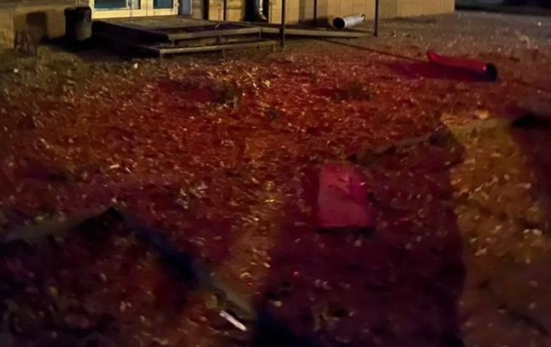 Росіяни вдарили дроном по багатоповерхівці в Сумах