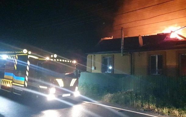 На Київщині через атаку дронів спалахнули пожежі, є руйнування