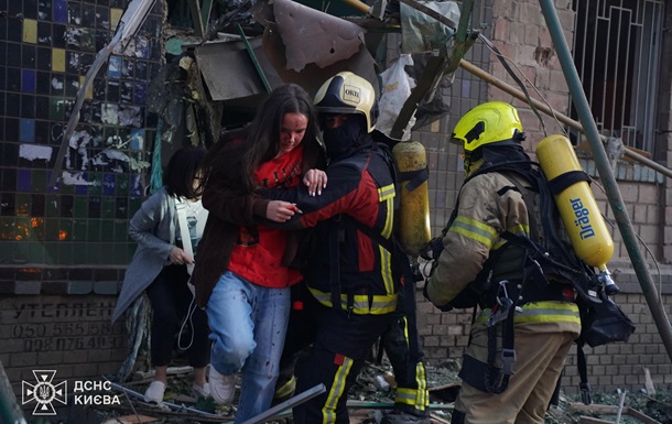 Удар по Киеву: разрушен подъезд, есть погибшие