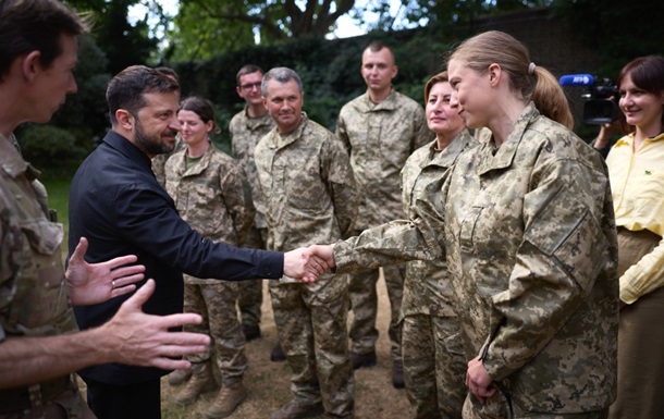 Зеленський і Стармер зустрілися з бійцями ЗСУ, що готуються у Британії