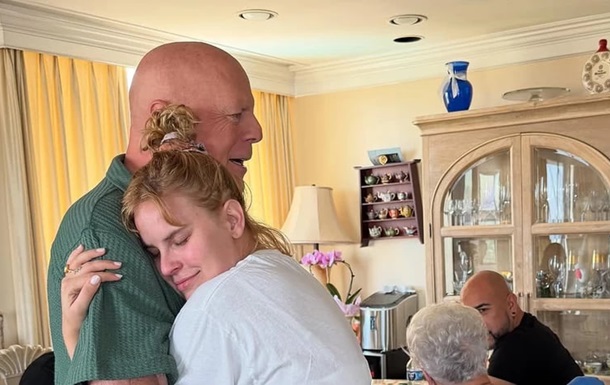 Таллула Уиллис показала редкие фото с больным отцом