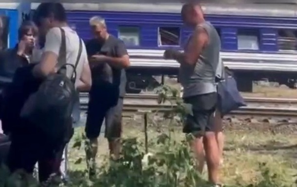 Укрзалізниця повідомила про збій в русі потягів через удар рашистів