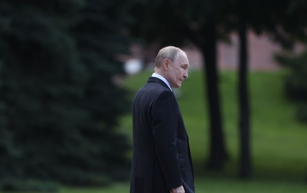 Путин сократил бюджет после падения нефтяных доходов