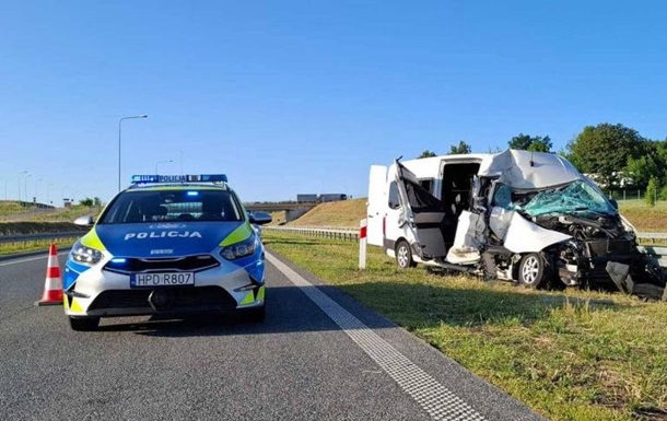Под Варшавой произошло ДТП с участием украинцев: есть пострадавшие