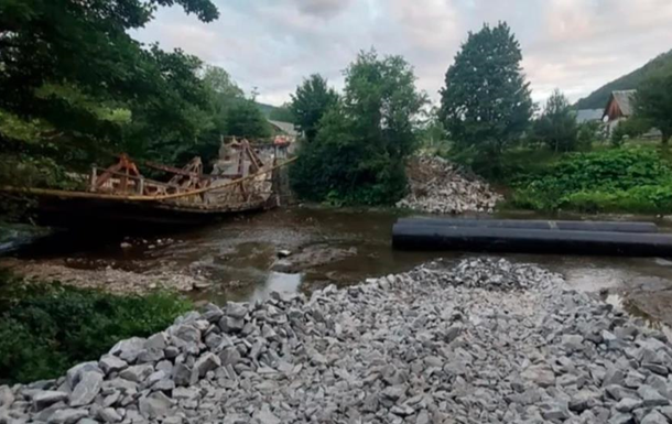 На Закарпатті обвалився міст через річку