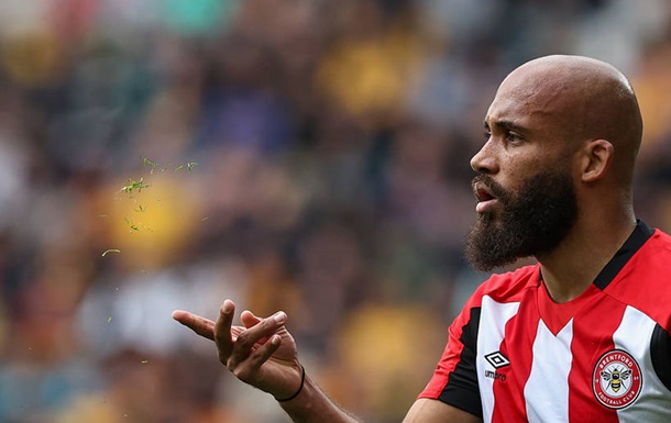 Нападник Брентфорда Мбемо підпише угоду з Манчестер Юнайтед