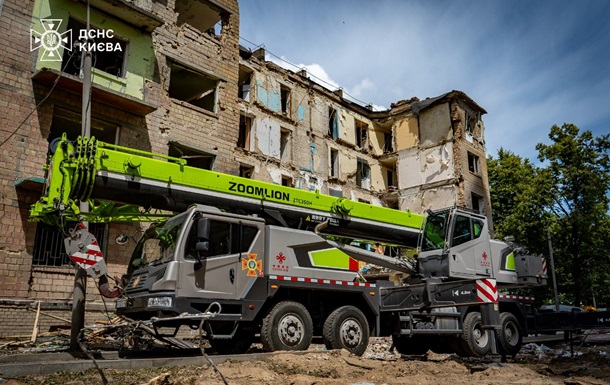 В Киеве завершены работы на месте попадания ракеты РФ в многоэтажку